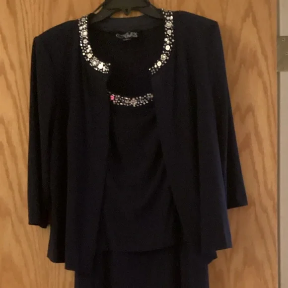 Alex Evenings 3/4 sleeve scoop neck midi 2 piece jacket dress. Alex Evenings 3/4 sleeve scoop neck midi 2 piece jacket dress.